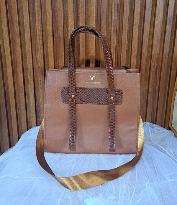 VaneCartera Camel