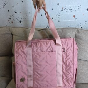 TOTE XL-Bolso puffer portalaptop VC ROSA VINTAGE
Por unidad S/99.90 A partir de 2 unidades S/59.90 Por docena completa S/54.90