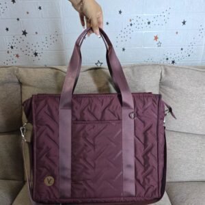 TOTE XL-Bolso puffer portalaptop VC GUINDA
Por unidad S/99.90 A partir de 2 unidades S/59.90 Por docena completa S/54.90
