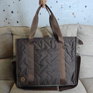 TOTE XL-Bolso puffer portalaptop VC MARRÓN
Por unidad S/99.90 A partir de 2 unidades S/59.90 Por docena completa S/54.90