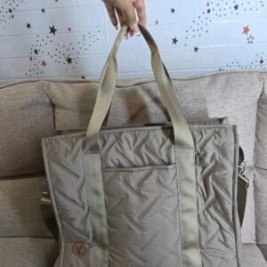 TOTE XL-Bolso puffer portalaptop VC
Por unidad S/99.90 A partir de 2 unidades S/59.90 Por docena completa S/54.90
